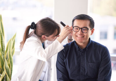 Heather-Ritchie-Neil-Squire-Hearing-Solutions-Audiologist-working-with-a-client